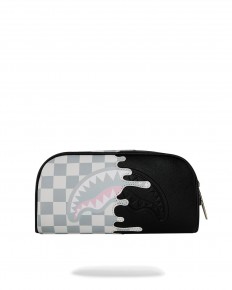 לצפייה במוצר קלמר / תיק איפור Sprayground דגם Split Shark – שילוב משבצות אפורות ושחור מט עם אפקט Drip